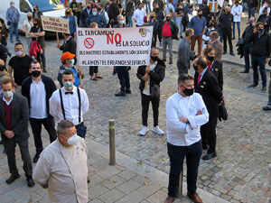 Concentraci&oacute; contra el tancament d'hostaleria i est&egrave;tica davant la seu de la Generalitat