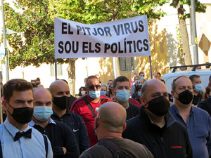 Concentraci&oacute; contra el tancament d'hostaleria i est&egrave;tica davant la seu de la Generalitat