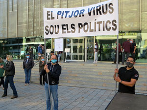 Concentraci&oacute; contra el tancament d'hostaleria i est&egrave;tica davant la seu de la Generalitat