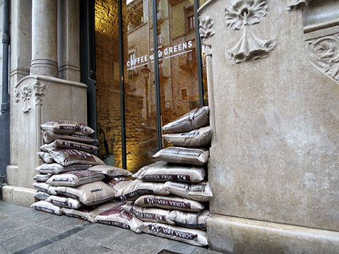 Comer&ccedil;os de la Rambla de la Llibertat, protegint-se d'un possible desbordament de l'Onyar. (22/01/2020)