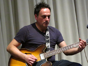 Actuaci&oacute; de l'alguer&egrave;s Davide Casu a l'escola de dansa glosa i can&ccedil;&oacute; d'arrel tradicional 'El Foment