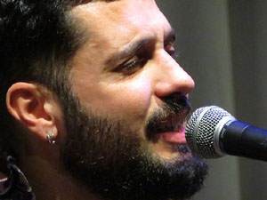 Actuaci&oacute; de l'alguer&egrave;s Davide Casu a l'escola de dansa glosa i can&ccedil;&oacute; d'arrel tradicional 'El Foment