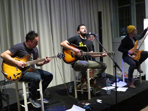 Actuaci&oacute; de l'alguer&egrave;s Davide Casu a l'escola de dansa glosa i can&ccedil;&oacute; d'arrel tradicional 'El Foment