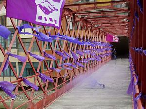 Commemoraci&oacute; del Dia de la Dona 2021 al pont de les Peixateries Velles