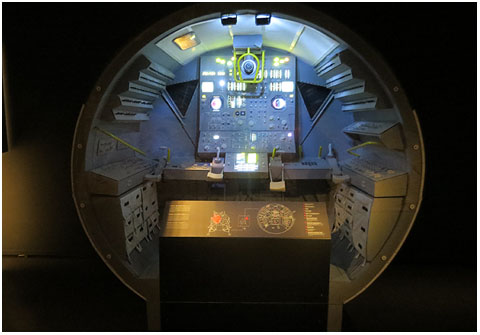 R&egrave;plica del m&ograve;dul lucar, dissenyat per transportar dos astronautes fins a la superf&iacute;cie de la Lluna i despr&eacute;s permetre'ls tornar. Nau molt petita que no tenia seients per estalviar pes. Els dos pilots anaven drets i aix&ograve; els permetia, a m&eacute;s, tenir una millor visi&oacute; del terreny