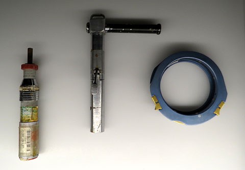 Esquerra: eines utilitzades a l'estaci&oacute; espacial Mir (1986-2000) i a l'Estaci&oacute; Espacial Internacional (ISS - 1980-actualitat). Dreta: Anell connector del guant amb el canell del vestit espacial, utilitzat a les missions Apollo 11 i 12 (1969), Apollo 13 (1970) i Apollo 14 (1971)