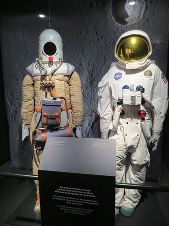 Esquerra: r&egrave;plica de l'escafandra estratosf&egrave;rica creat per Emilio Herrera. Dreta: r&egrave:plica del vestit A7L utilitzat en la missi&oacute; Apollo 11