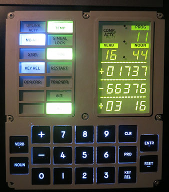 R&egrave;plica de l'ordinador de bord de l'Apollo, el AGC (Apollo Guidance Computer). Era menys potent que un smartphone corrent d'avui dia