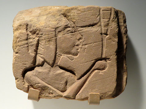 Relleu amb la representaci&oacute; d'una princesa del fara&oacute; Akhenaton. Gres. Dinastia XVIII, regnat d'Amenhotep IV / Akhenaton, Ca. 1352-1336 aC. Tell el-Amarna