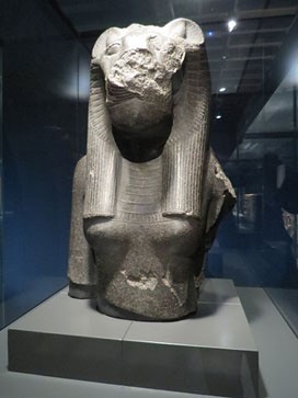 Fragment d'una est&agrave;tua de la deessa Sekhmet. Granit negre. Dinastia XVIII, regnat d'Amenhotep III, Ca. 1390-1352 aC. Temple de Mut, Karnak