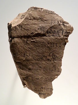 &Ograve;stracon que registra l'ascens al tron del fara&oacute;. Pedra calc&agrave;ria. Dinastia XX, regnat de Ramesses VI, Ca. 1143 aC. Dei el-Medina, Tebes