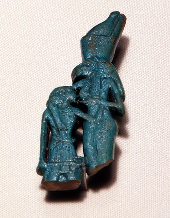 Placa amb una deesa amb cap de lleona alletant un rei. Faian&ccedil;a blava. Tercer Per&iacute;ode Intermedi. Ca. 1069-664 aC