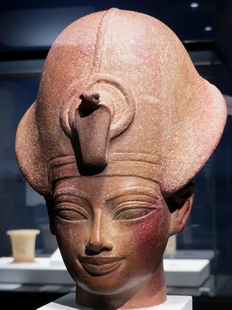 Cap del fara&oacute; Amenhotep III. Quarsita vermella. Dinastia XVIII, regnat d'Amenhotep III, Ca. 1390-1352 aC