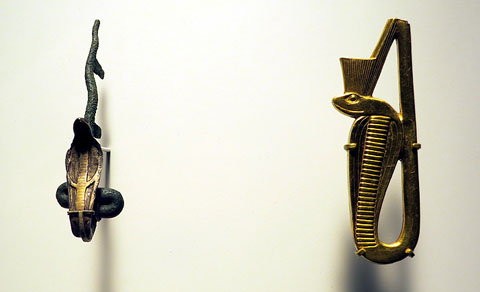 Esquerra: Accessori per a est&agrave;tua en forma d'ureu. Plata i bronze. Baixa &Egrave;poca, Ca. 644-332 aC. Dreta: Element decoratiu per a moble en forma d'ureu. Or. Baixa &Egrave;poca, Ca. 664-332 aC