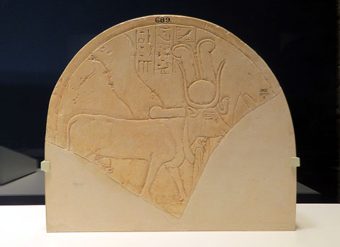 Estela amb Hator com a vaca. Pedra calc&agrave;ria. Dinastia XVIII, Ca. 1550-1295 aC. Temple de Mentuhotep II, Deir el-Bahari, Tebes