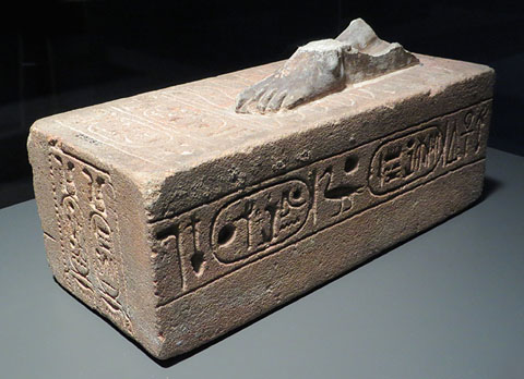 Pedestal d'est&agrave;tua de Ramesses II. Gres. Dinastia XIX, regnat de Ramesses II. Ca. 1279-1213 aC