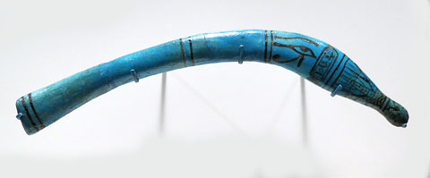 Bast&oacute; llanc&iacute;vol del fara&oacute; Akhenaton. Faian&ccedil;a blava. Dinastia XVIII, regnat d'Amenhotep IV/Akhenaton, Ca. 1352-1336 aC. Tomba Reial, Tell el-Amarna