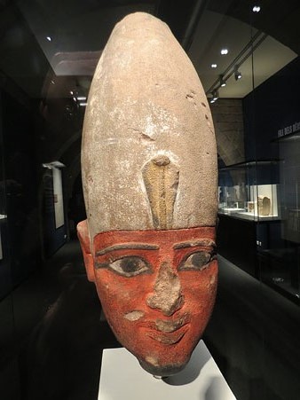 Cap del fara&oacute; Mentuhotep II. Gres. Dinastia XI, Ca. 2055-2004 aC. Temple de Mentuhotep II, Deir el-Bahari, Tebes