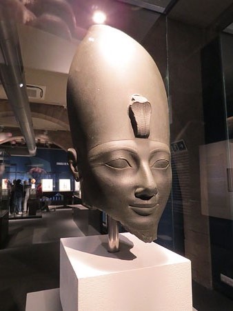 Cap del fara&oacute; Tutmosis III. Limolita verda. Dinastia XVIII, regnat de Tutmosis III, Ca. 1479-1425 aC. Karnak, Tebes