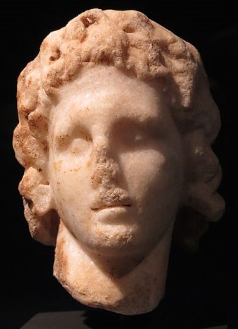 Cap d'Alexandre el Gran. Marbre. Dinastia Maced&ograve;nia, regnat d'Alexandre el Gran, Ca. 332-323 aC. Temple d'Afrodita, Cirene, L&iacute;bia
