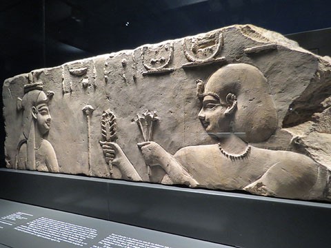 Relleu del temple del fara&oacute; Ptolomeu I. Pedra calc&agrave;ria. Dinastia Ptolemaica, regnat de Ptolomeu I, Ca. 305-282 aC. Temple d'Hator, Kom Abu Billo
