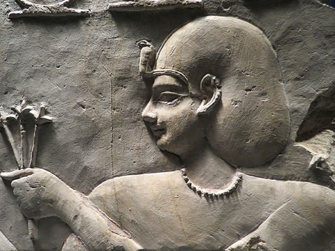 Relleu del temple del fara&oacute; Ptolomeu I. Pedra calc&agrave;ria. Dinastia Ptolemaica, regnat de Ptolomeu I, Ca. 305-282 aC. Temple d'Hator, Kom Abu Billo
