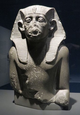 Est&agrave;tua del fara&oacute; Senuseret III. Grauvaca. Dinastia XII, regnat de Senuseret III, Ca. 1874-1855 aC. Elefantina