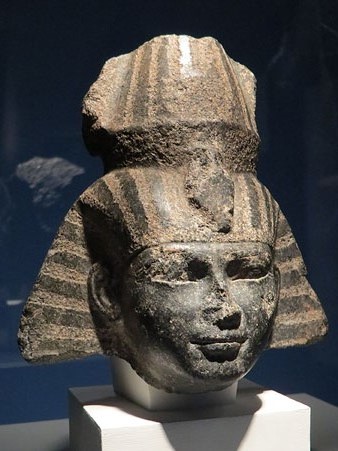 Cap que probablement representa el fara&oacute; Shabaka. Granit. Dinastia XXV, probablement regnat de Shabaka, Ca. 716-702 aC. Probablement d'Heli&ograve;polis