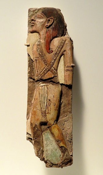 Rajola amb la presentaci&oacute; de presoners libis. Faian&ccedil;a. Dinastia XX, regnat de Ramesses III, Ca. 1184-1153 aC. Tell el-Yahudiya