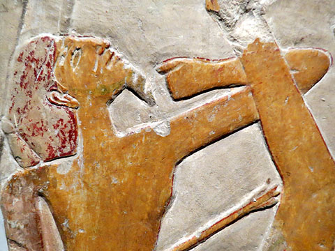 Fragment de relleu d'una escena de batalla. Pedra calc&agrave;ria. Dinastia XI, regnat de Mentuhotep II, Ca. 2055-2004 aC. Temple de Mentuhotep II, Deir el-Bahari, Tebes