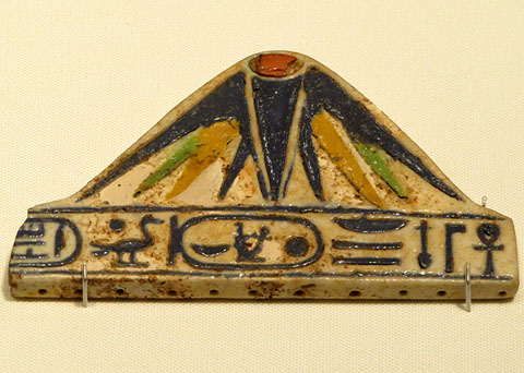 Dena terminal de collaret en forma de flor de lotus. Faian&ccedil;a. Dinastia XVIII, regnat d'Amenhotep III. Ca. 1390-1352 aC