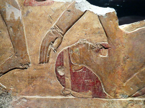Fragment de relleu d'una escena de batalla. Pedra calc&agrave;ria. Dinastia XI, regnat de Mentuhotep II, Ca. 2055-2004 aC. Temple de Mentuhotep II, Deir el-Bahari, Tebes