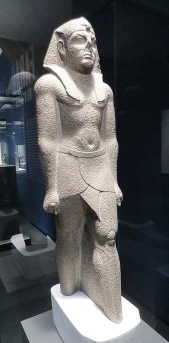 Est&agrave;tua inacabada d'un fara&oacute; ptolemaic. Basalt. Dinastia Ptolemaica, Ca. 305-30 aC. Possiblement d'Atribis