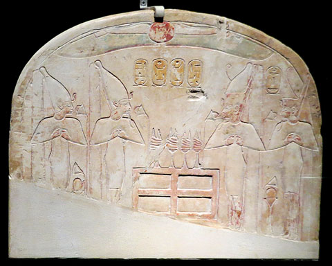 Fragment d'estela amb quatre est&agrave;tues dempeus. Pedra calc&agrave;ria. Dinastia XVIII, regnats de Tutmosis I a Horemheb, Ca. 1504-1295 aC. Temple del fara&oacute; Mentuhotep II, Dei el-Bahari, Tebes