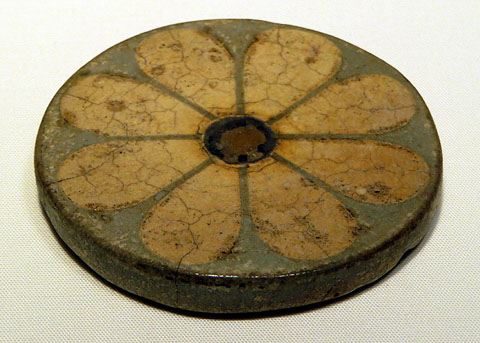Incrustaci&oacute; en forma de roseta del palau de Ramesses III. Faian&ccedil;a. Dinastia XX, regnat de Ramesses III, Ca. 1184-1153 aC. Tell el-Yahudiya