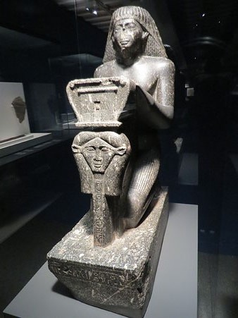 Est&agrave;tua del visir Nespakashuti. Granit. Dinastia XXVI, regnat de Psamm&egrave;tic I, Ca. 664-610 aC. Poblablement de Tebes