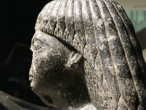 Est&agrave;tua del visir Nespakashuti. Granit. Dinastia XXVI, regnat de Psamm&egrave;tic I, Ca. 664-610 aC. Poblablement de Tebes