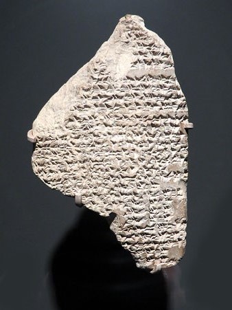 Tauleta amb text d'una missiva a un rei babiloni en escriptura cune&iuml;forme. Argila. Dinastia XVIII, regnat d'Amenhotep III, Ca. 1390-1352 aC. Tell el-Amarna