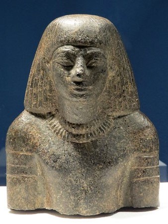 Est&agrave;tua d'un personatge d'alt rang. Granit. Dinasia XVIII. Ca. 1550-1295 aC