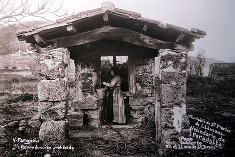 Dona traient aigua d'un pou cobert al Pla de Sant Joan, ve&iuml;nat de Sant Joan de Peradalta, Sant Mart&iacute; de Ll&eacute;mena. 1932-1936