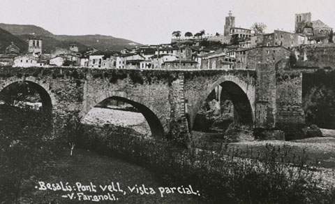 Vista de Besal&uacute; amb el pont Vell i el riu Fluvi&agrave; en primer terme. 1911-1936