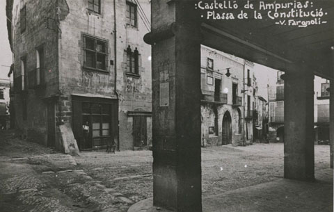 Vista parcial de la pla&ccedil;a de la Constituci&oacute; de Castell&oacute; d'Emp&uacute;ries. 1911-1936