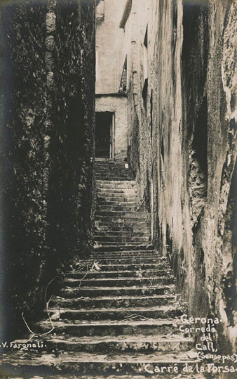 El carrer de Sant Lloren&ccedil; era un carrer&oacute; tancat pels dos extrems en temps de Valent&iacute; Fargnoli. Ell mateix sabia que fotografiava el call jueu, com demostra l'anotaci&oacute; que va fer sobre la imatge. 1920-1940