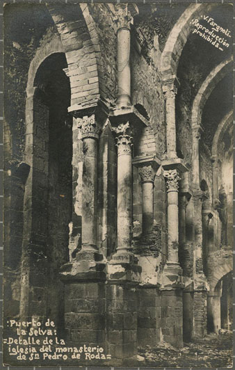 Interior de l'esgl&eacute;sia del monestir de Sant Pere de Rodes en ru&iunl;nes. 1911-1944