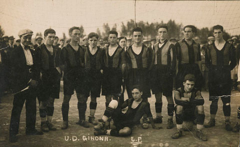 Retrat de grup de l'equip de la Uni&oacute; Deportiva Girona al Camp de futbol de Vista Alegre de Girona. S'identifiquen, drets, d'esquerra a dreta: Gibert (amb gorra), Bosch, Carreras, F&agrave;bregas, Alvarez, Vi&ntilde;as, Poch i Pons. Asseguts Feliu. 1925