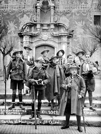Retrat d'un grup d'Exploradors davant l'esgl&eacute;sia de Sant Celoni durant una excursi&oacute; al Montseny. 1926