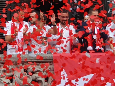 La celebraci&oacute; a la pla&ccedil;a del Vi