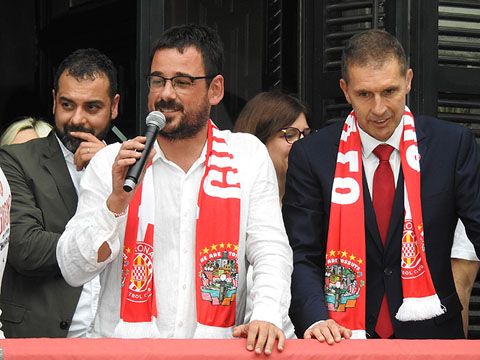 Parlament de l'alcalde de Girona, Lluc Salellas, des del balc&oacute; de l'Ajuntament