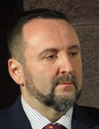 Artur Tanikowski, comissari de l'exposici&oacute;, junt amb Gl&ograve;ria Bosch i Susanna Portell, durant la inauguraci&oacute;