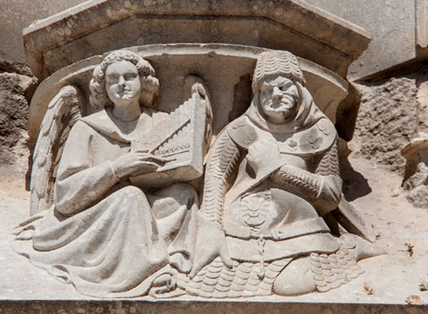 M&egrave;nsula de la porta dels Ap&ograve;stols de la Catedral de Girona. S'hi representa un &agrave;ngel m&uacute;sic